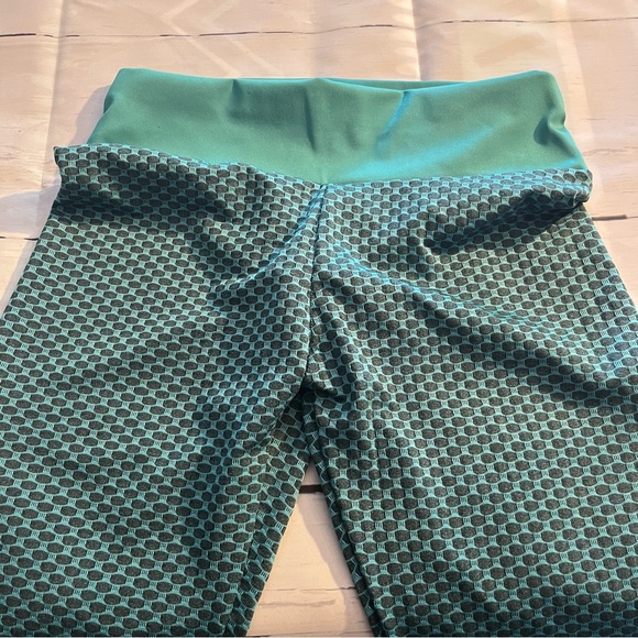 Green Patterned Leggings with Ruching on Backside, Fabulous Leggings Size Small - Picture 3 of 5